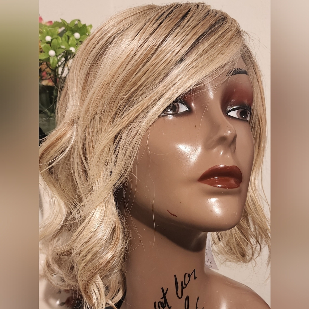 Raquel Welch Ombre Blonde Wavy Lace Wig - Picture 3 of 5
